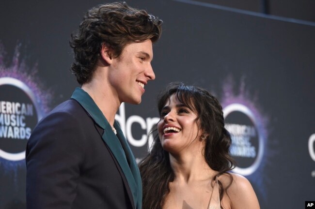 Shawn Mendes y Camila Cabello posan en la sala de prensa con el premio por colaboración del año por "Señorita" en los American Music Awards el 24 de noviembre de 2019, en el Teatro Microsoft en Los Angeles.