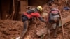 لغزش زمین در هند؛ تا حال جسد ۴۳ نفر یافت شده است 