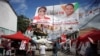 Un hombre arregla una pancarta de la candidata presidencial del Partido Libre, Xiomara Castro, antes de las elecciones generales, en Tegucigalpa, Honduras, el 27 de noviembre de 2021. REUTERS / Fredy Rodríguez