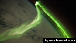 Esta imagen de la NASA publicada el 21 de junio de 2010, muestra la Aurora Austral observada desde la Estación Espacial Internacional el 29 de mayo de 2010. La imagen fue tomada durante una tormenta geomagnética. 