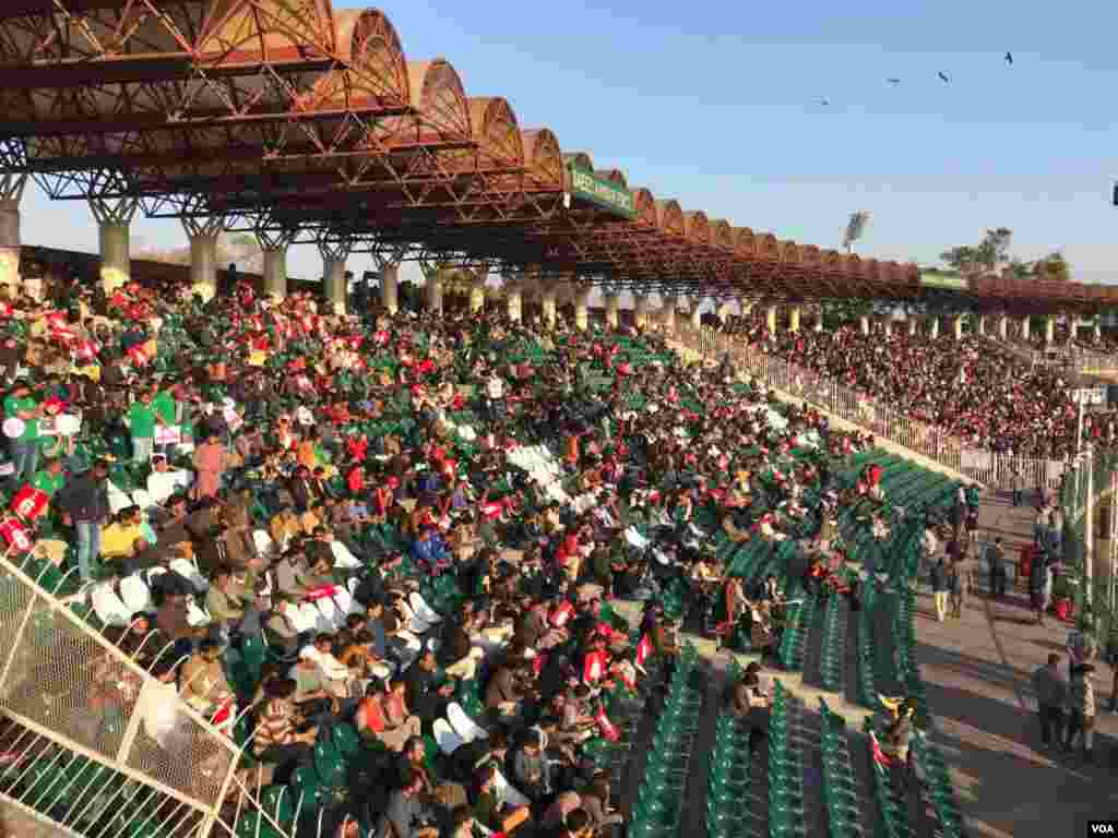 لاہور کے قذافی اسٹیڈیم میں پہلے ٹی ٹوئنٹی میچ کے دوران تماشائی بڑی تعداد میں اسٹیڈیم پہنچے اور اپنی پسندیدہ ٹیم کو سپورٹ کیا۔