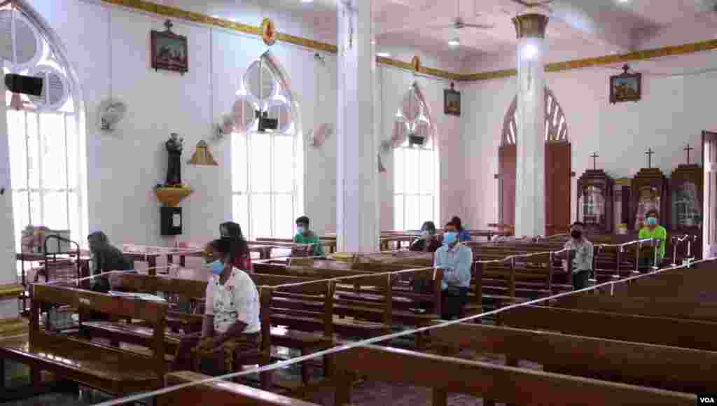 ကိုဗစ်ကာလ မန္တလေးမြို့၊ ရွှေနှလုံးတော် Cathedral ဘုရားကျောင်းမှာ ဝတ်ပြုဆုတောင်းနေကြတဲ့ မြင်ကွင်းတချို့။ (သြဂုတ် ၂၃၊ ၂၀၂၀)