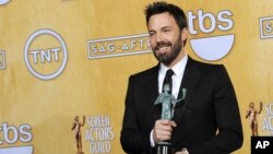 El actor y director Ben Affleck posa con su premio al mejor reparto de cine.