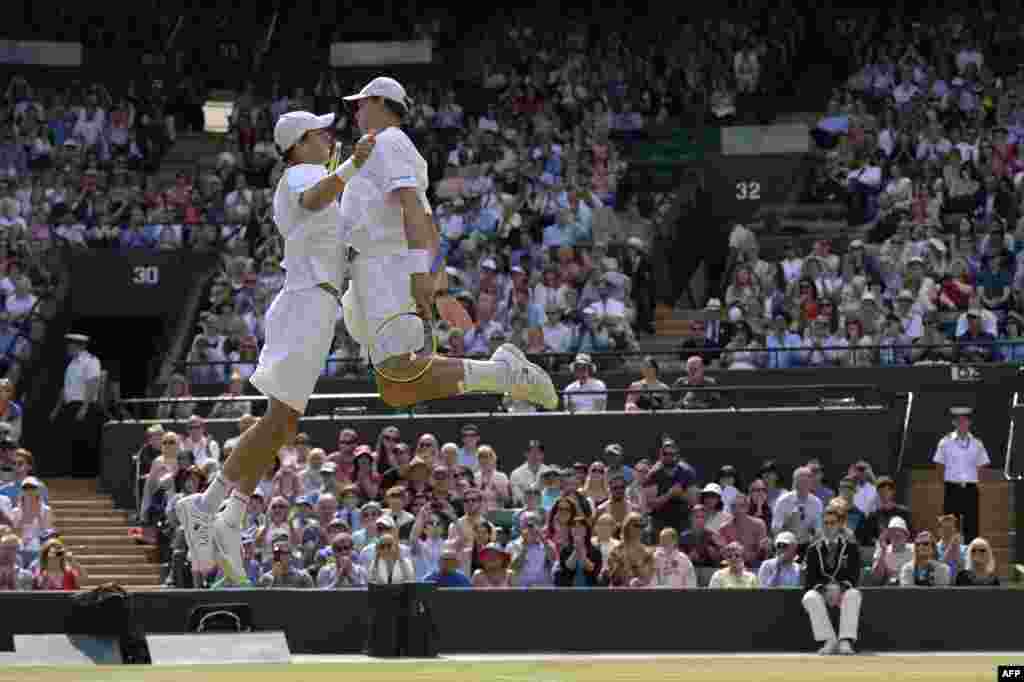 U.S. players Bob Bryan (R) and Mike Bryan (L) do their trademark chest bump celebration after beating India&#39;s Rohan Bopanna and France&#39;s Edouard Roger-Vasselin in the men&#39;s doubles semi-final match on day ten of the 2013 Wimbledon Championships tennis tournament at the All England Club in Wimbledon, southwest London.