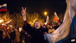 Sivastopol'da referandum sonucunu kutlayan Rusya yanlısı göstericiler