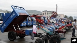 지난 8월 북한 라선 지구에서 열린 국제 무역 박람회에 전시된 중국산 트랙터와 트럭. (자료사진)