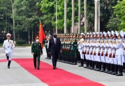 美国大使馆照片显示美国国防部长奥斯汀在越南河内检阅越军仪仗队。(2021年7月29日)