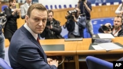 ນັກເຄື່ອນໄຫວຝ່າຍຄ້ານຂອງຣັດເຊຍ ທ່ານ ອາເລັກເຊ ນາວາລນີ (Alexei Navalny) ແມ່ນເຫັນຢູ່ໃນພາບ ກ່ອນໜ້າການຮັບຟັງຄະດີ ຢູ່ທີ່ສານສິດທິມະນຸດ ຂອງຢູໂຣບ ໃນເມືອງສຕຣາສບວກ ຂອງຝຣັ່ງ, ວັນທີ 24 ມັງກອນ 2018.