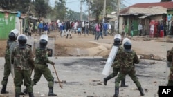 Les forces de l’ordre affrontent des manifestants à Kisumu, Nairobi, Kenya, 12 août 2017. 