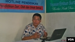 Ketua Hotline Pendidikan Isa Anshori memberikan keterangan pers terkait perilaku seksual pelajar SMA di Surabaya. (VOA/Petrus Riski)