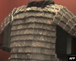 由一片片石片做成的战袍