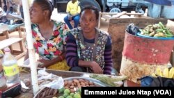 Une vendeuse au marché de Mbankomo, le 20 juin 2017. (VOA/Emmanuel Jules Ntap)