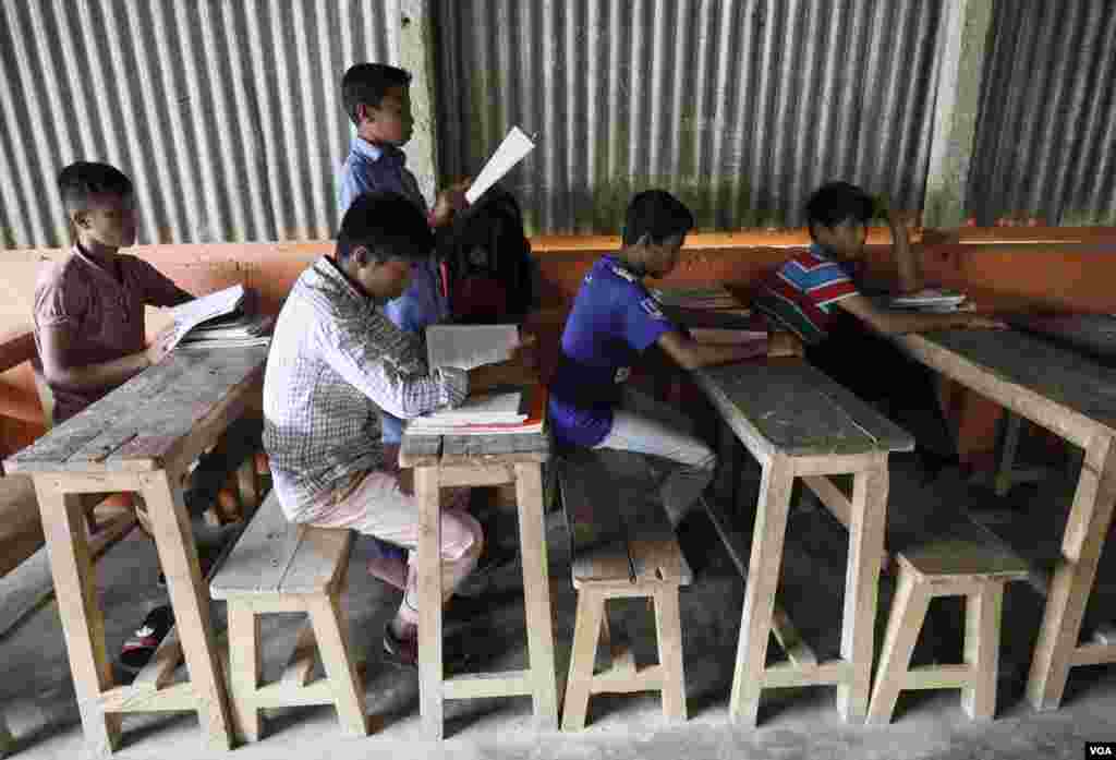 Rohingya refugee Mohammed Amin, 14, reads to the class in Kutupalong camp Mar. 31, 2019. (Hai Do/VOA)