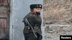 지난해 12월 중국 접경 도시 신의주에서 북한군 병사들이 압록강 주변을 순찰하고 있다. 북한인권위원회 (HRNK) 보고서는 15일 북한 내부와 북-중 국경지역에서 북한산 마약이 빠르게 유통되고 있다고 설명했다.