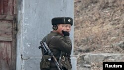지난 2013년 12월 중국 접경 도시 북한 신의주에서 북한군 병사들이 압록강 주변을 순찰하고 있다. (자료사진)