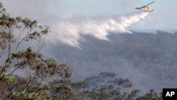 2013年10月24日直升机给林地洒水灭火