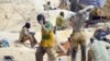 Des creuseurs dans une mine d'or clandestine dans le village de Nobsin, à 10 km de la ville de Mogtedo, dans la région de Ganzourgou, Burkina Faso, 20 février 2014.