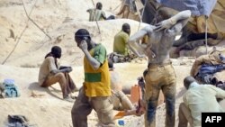 Des creuseurs dans une mine d'or clandestine dans le village de Nobsin, à 10 km de la ville de Mogtedo, dans la région de Ganzourgou, Burkina Faso, 20 février 2014.