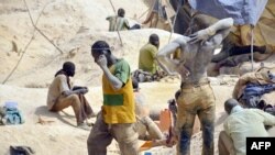 Des creuseurs dans une mine d'or clandestine dans le village de Nobsin, dans la région de Ganzourgou, Burkina Faso, 20 février 2014.