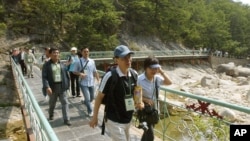 韩国游客在朝鲜旅游景点金刚山（资料图）
