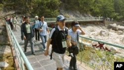FILE - South Korean tourists visit Mount Kumgang in North Korea, June 15, 2004; the tour program, a rare source of hard currency for cash-strapped North Korea, has been suspended since 2008.