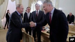 El presidente ruso Vladimir Putin (izq.), saluda con Gary Pruitt, presidente y CEO de The Associated Press, durante una reunión de directores de las principales agencias de noticias del mundo en el Foro Econ. Internacional en San Petersburgo. Mayo 6 de 2019. Foto: Agencia TASS.