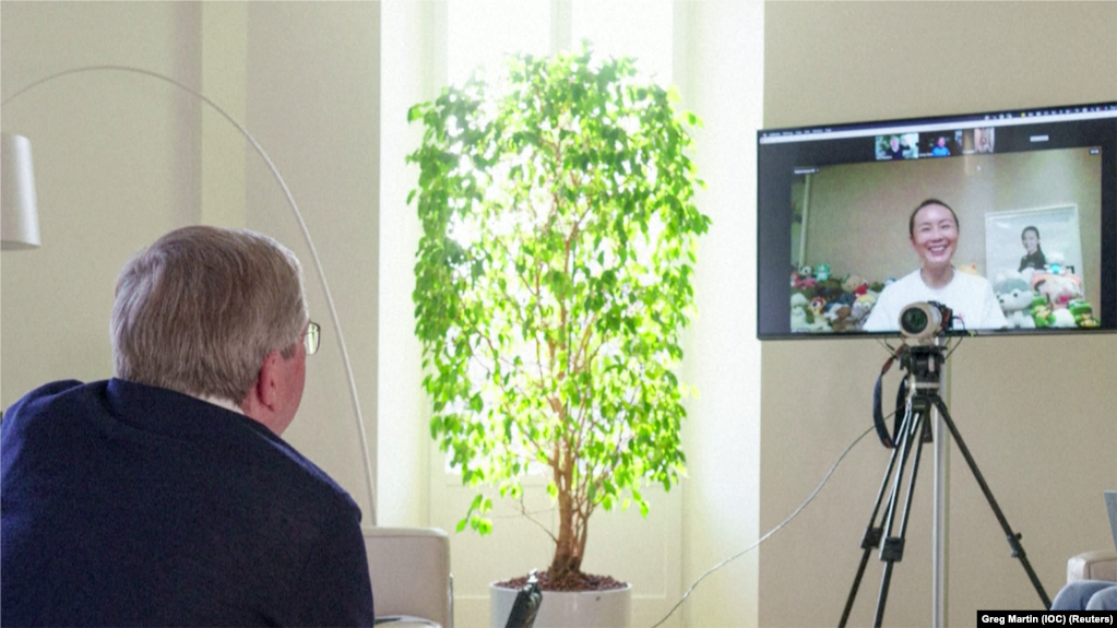 图片显示，2021 年 11 月 21 日，国际奥委会主席巴赫（Thomas Bach） 在视频通话中与 彭帅交谈。(photo:VOA)