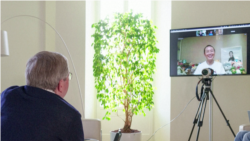 图片显示，2021 年 11 月 21 日，国际奥委会主席巴赫（Thomas Bach） 在视频通话中与 彭帅交谈。