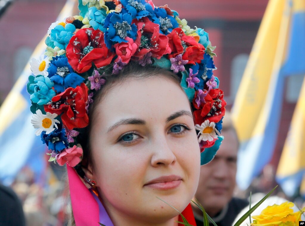 婦女節期間一位身穿民族傳統服裝參加活動的烏克蘭人（2017年3月9日）