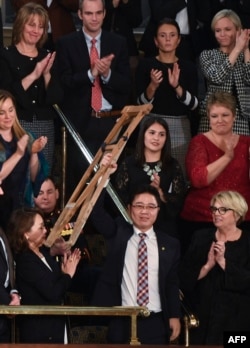 Trump'ın konuşmasını izlemeye gelen ve Amerika'nın Sesi Türkçe bölümüne de yakın bir zaman önce demeç veren Kuzey Koreli Seang-ho koltuk değneklerini kaldırarak Başkan'ı selamlarken
