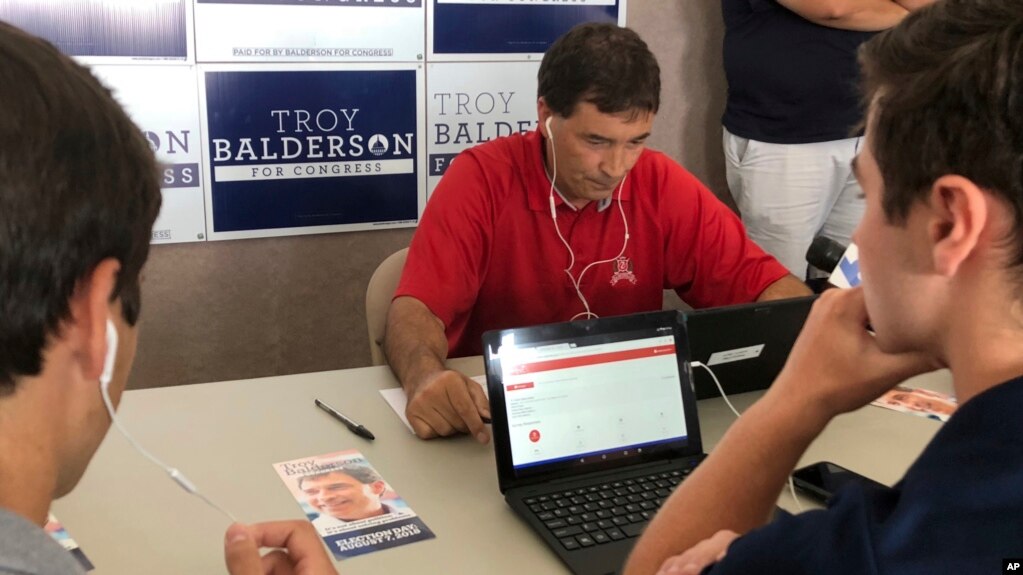 El republicano Troy Balderson, candidato al Congreso de EE.UU. por el dÃ©cimo segundo distrito de Ohio, se une a voluntarios en un banco de datos telefÃ³nicos en Westerville, Ohio, el lunes, 6 de agosto de 2018.