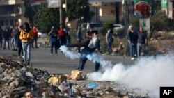요르단강 서안 라말라 인근 베이트엘에서 팔레스타인인들이 26일 미국의 이스라엘 정책에 항의하는 시위를 벌였다. 