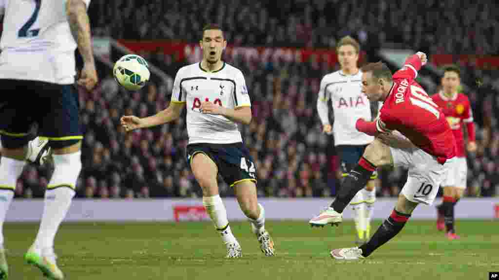 Rooney chutando ao gol pelo Manchester United, contra o Tottenham Hotspur.