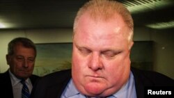 2013年11月7日，加拿大的多倫多市長羅伯特‧福特在市政府看到當地媒體播放有關他醉酒罵人視頻之後的表情。