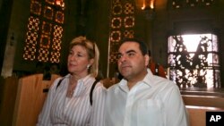 La exprimera dama de El Salvador, Ana Ligia de Saca, y su esposo el expresidente Tony Saca durante una visita a la Iglesia de Todas las Naciones en Getsemaní, Jerusalén, en mayo 4 de 2009.