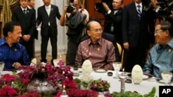 ဘ႐ူႏိုင္းဘုရင္ Hassanal Bolkiah(ဝဲ)၊ ကေမၻာဒီးယားဝန္ႀကီးခ်ဳပ္ Hun Sen (ယာ) ႏွင့္ သမၼတဦးသိန္းစိန္တို႔အား ၂၂ ႀကိမ္ေျမာက္ အာဆီယံအစည္းအေဝးအတြင္း ညစာစားပဲြမွာ အတူတကြ ေတြ႔ရစဥ္။ ဧၿပီလ ၂၄၊ ၂၀၁၃။