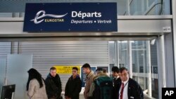 Des migrants attendant au port de Calais leur départ pour la Grande-Bretagne, le 13 octobre 2016