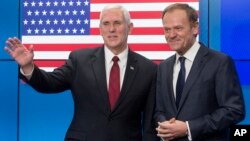 El vicepresidente estadounidense, Mike Pence, conversa con el presidente del Consejo de Europa, Donald Tusk, el lunes en Bruselas.