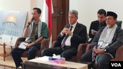 Jumpa pers Duta Besar Palestina untuk Indonesia Zuhair al-Shun (tengah) di Kedubes Palestina di Jakarta, Rabu (26/6). (VOA/Fathiyah)