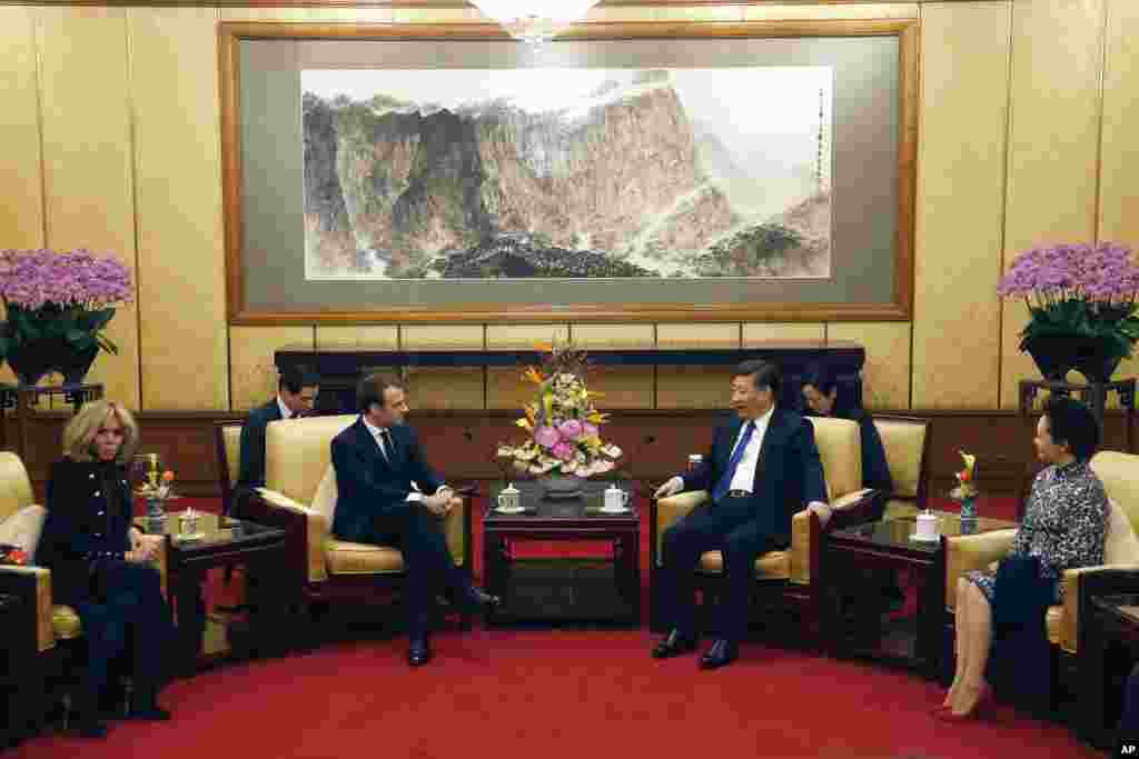 2018年1月8日，法国总统马克龙和夫人布丽吉特·马克龙（Brigitte Macron）在北京钓鱼台国宾馆会见中国国家主席习近平和夫人彭丽媛。