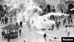 资料照：波兰共产党保安部队在华沙老城与反对军管的示威者发生冲突时使用催泪瓦斯。（1982年5月3日）