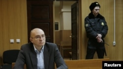 Dmitry Kratov (kiri), satu-satunya orang yang diperiksa terkait dengan meninggalnya pengacara Sergei Magnitsky di dalam penjara Rusia, di Moskow, 28 Desember 2012 (Foto: dok). Amnesty Internasional menuntut agar pihak berwenang Rusia membatalkan rencana mengadili orang yang sudan mati.