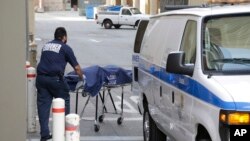 Một nhân viên từ văn phòng Xét nghiệm Y tế quận hạt Los Angeles di chuyển một thi thể ra khỏi hiện trường của vụ nổ súng tại Đại học California, Los Angeles, ngày 1 tháng 6 năm 2016.