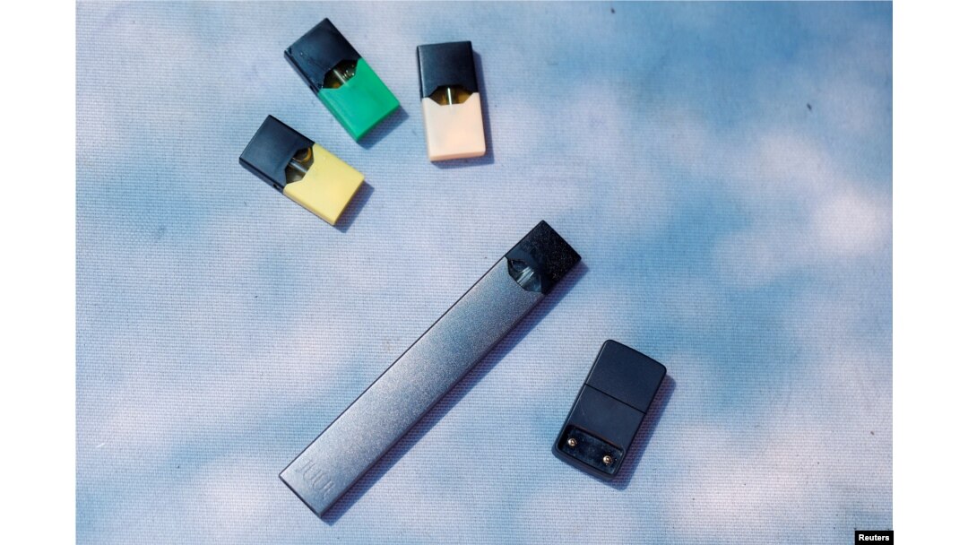 Rokok elektrik buatan Juul dan perlengkapannya dalam foto ilustrasi, 16 September 2018.