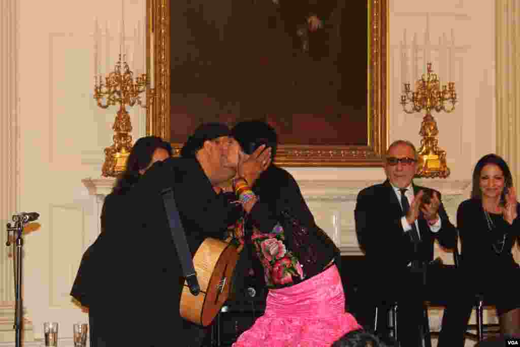 Lila Downs saluda muy emocionada al guitarrista que la acompañó a entonar a todo pulmón el tradicional "Cucurrucucu Paloma" en la Casa Blanca durante el taller conducido por el director del museo del Grammy, Robert Santelli.