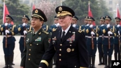 Chủ tịch ban Tham mưu Liên quân Hoa Kỳ Martin Dempsey và người tương nhiệm Phòng Phong Huy ở Bắc Kinh, ngày 22/4/2013.
