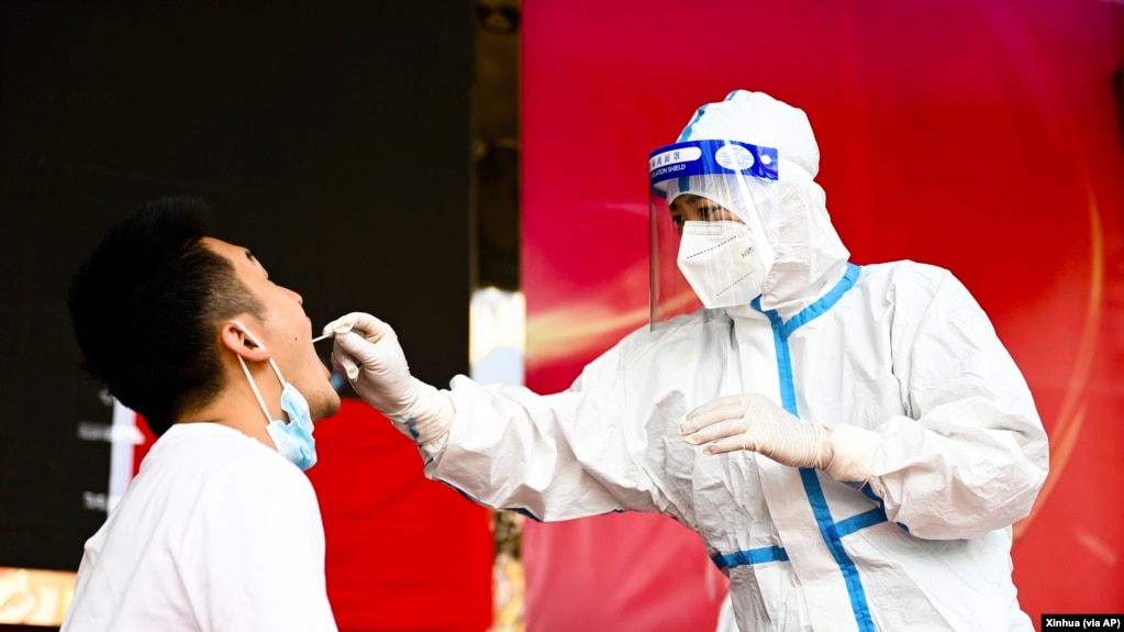 在云南省瑞丽市，一名医务人员在进行核酸检测。（2021年7月5日）(photo:VOA)