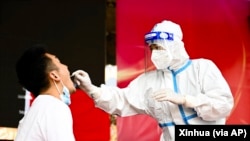 在云南省瑞丽市，一名医务人员在进行核酸检测。（2021年7月5日）