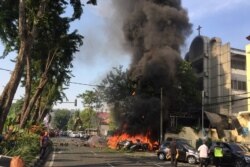 Motor-motor yang terbakar menyusul ledakan bom di Gereja Pantekosta Pusat Surabaya di Surabaya, 13 Mei 2018. (Foto: Antara via Reuters)