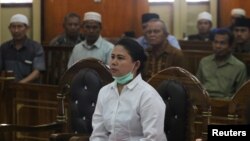 Meiliana (44 tahun), perempuan keturunan Tionghoa yang beragama Budha, saat menghadiri sidang penistaan agama di pengadilan negeri Medan, Sumatra Utara, Selasa (21/8). 